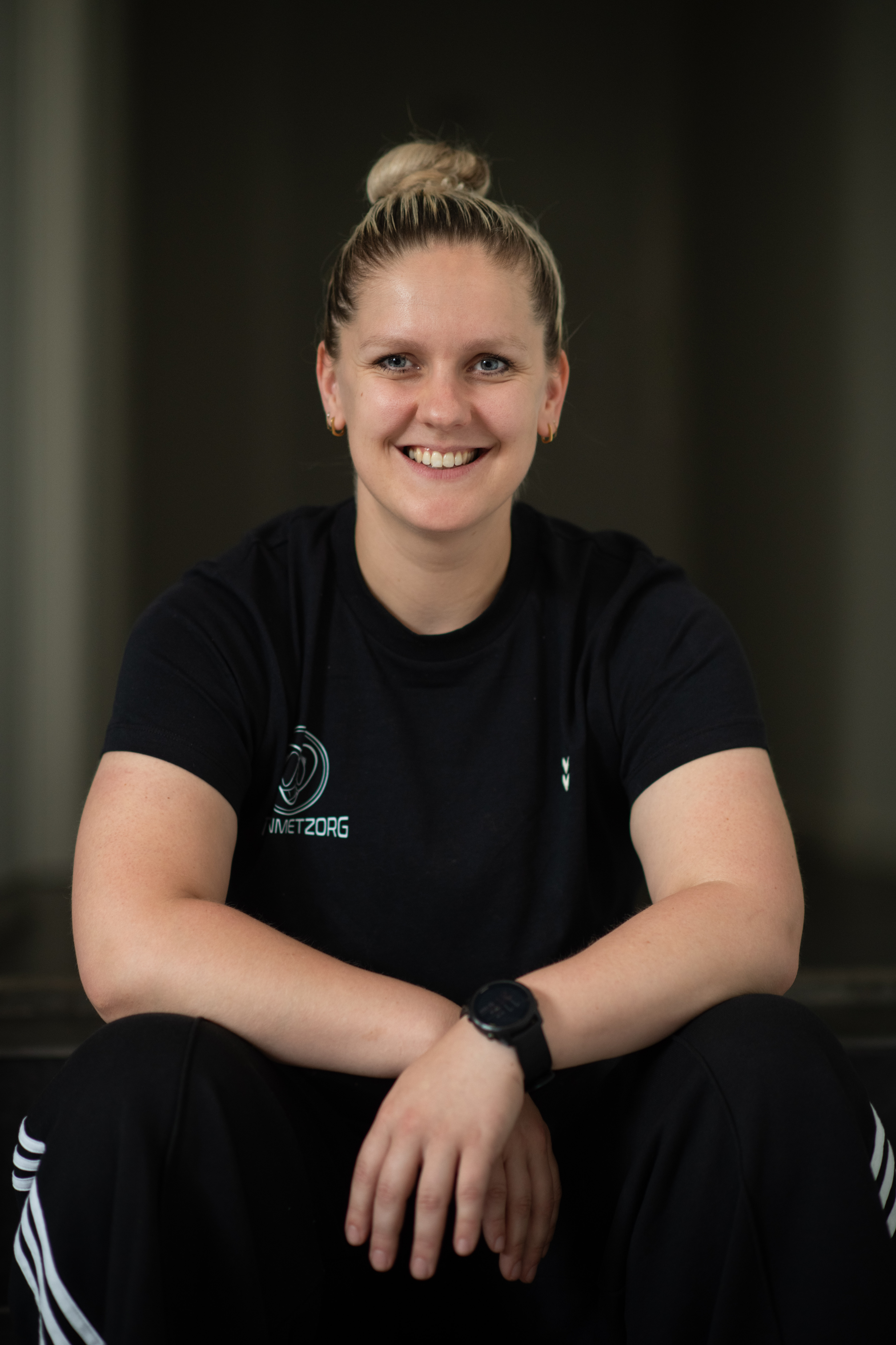 Esmee, eigenaar van Trainmetzorg, zittend en lachend.