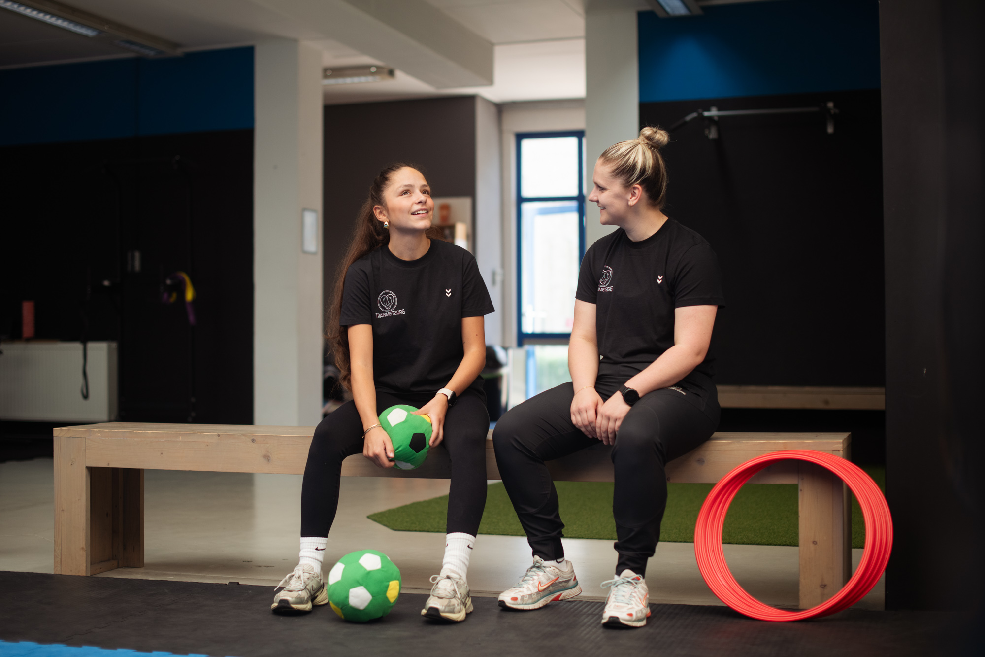 Esmee en Jill samen bij Trainmetzorg in Zutphen.